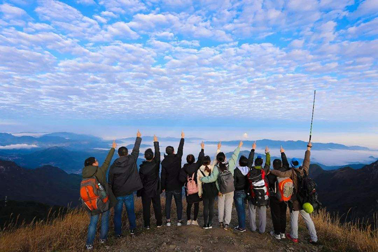 徒步登山看日出
