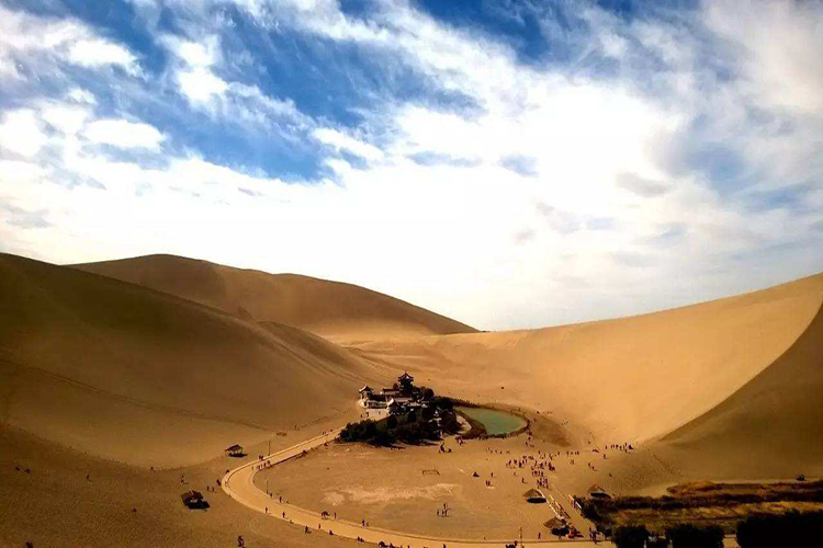 敦煌八景之一，鸣沙山月牙泉