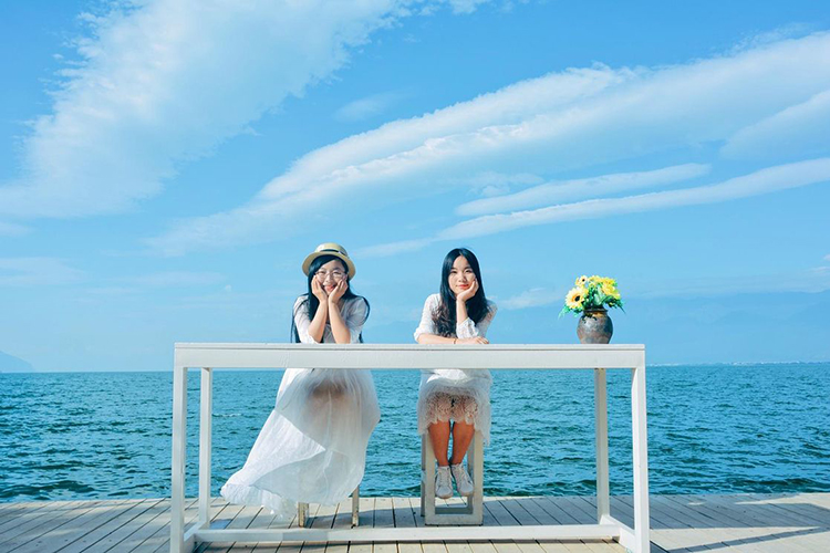 在大西北旅游中尽情拍照打卡