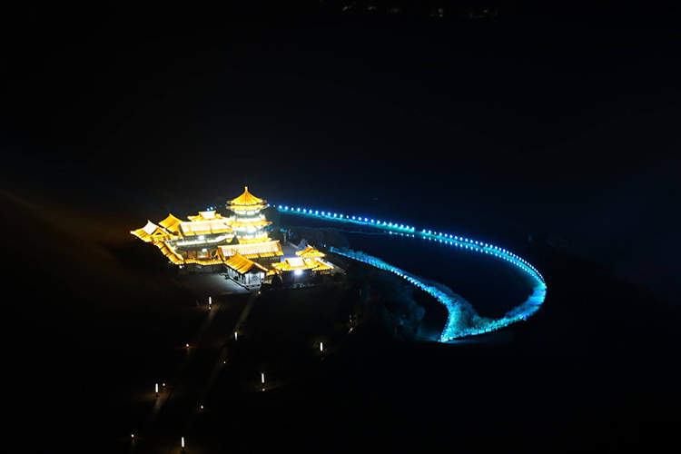 鸣沙山月牙泉的晚上