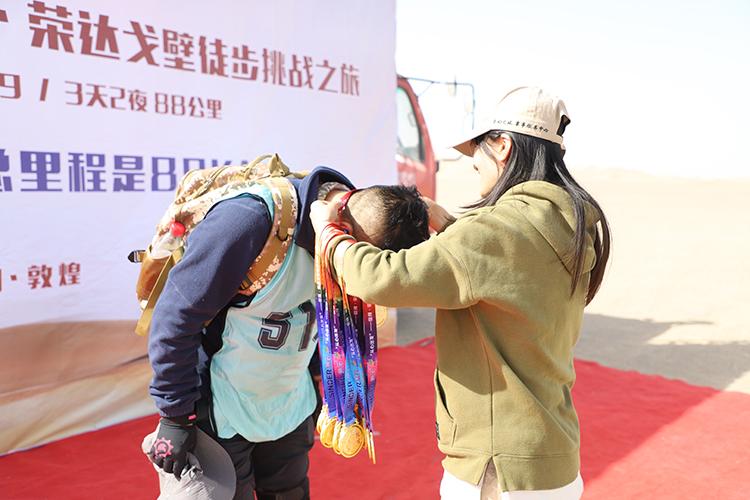 奇幻之旅执行董事长于总为参赛选手颁发奖牌